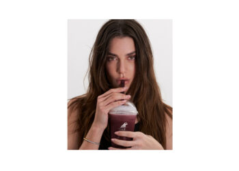 OAKBERRY teams up with model and CEO Valentina Ferrer’s KAPOWDER to introduce a new superfood smoothie