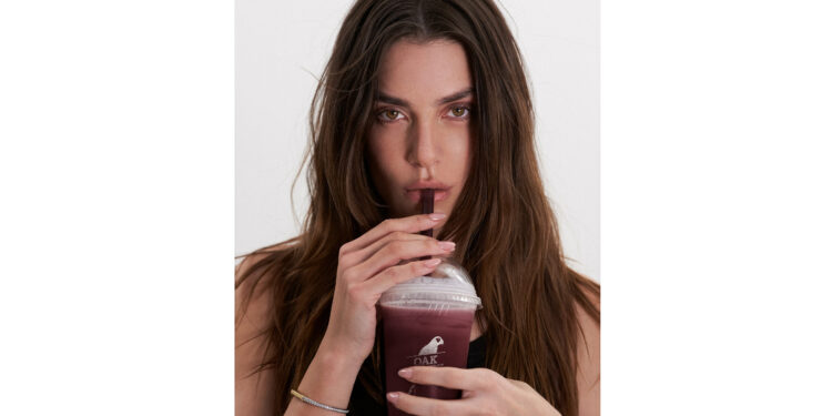 OAKBERRY teams up with model and CEO Valentina Ferrer’s KAPOWDER to introduce a new superfood smoothie